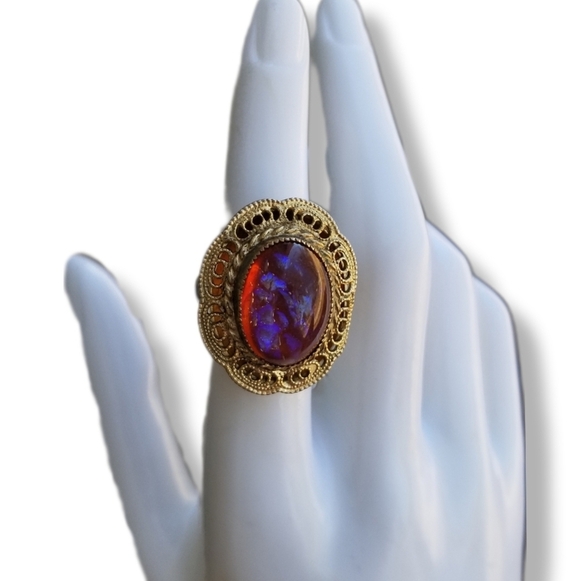 Whiting & Davis Jewelry - WHITING & DAVIS VINTAGE GOLDTONE FILIGREE DESIGN & ART GLASS CABACHON RING